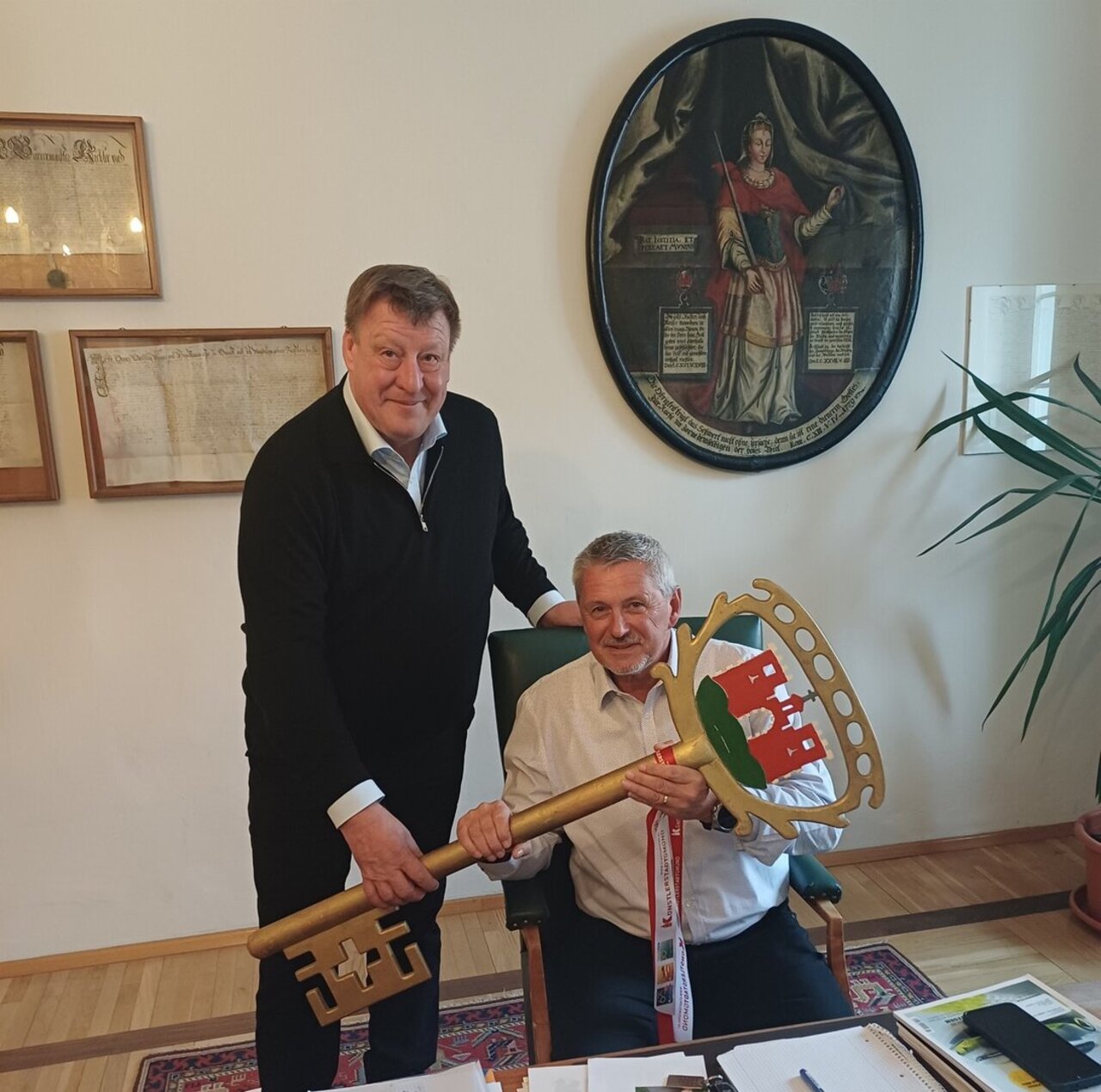 Alt-Bgm. Josef Jury mit 1. Vizebürgermeister Claus Faller © Stadtgemeinde Gmünd Am Bild ist Altbürgermeister Josef Jury mit dem 1. Vizebürgermeister Claus Faller im Bürgermeisterzimmer der Stadt Gmünd zu sehen. Altbürgermeister Josef Jury übergibt symbolisch den großen Schlüssel der Stadtgemeinde Gmünd an den 1. Vizebürgermeister Claus Faller